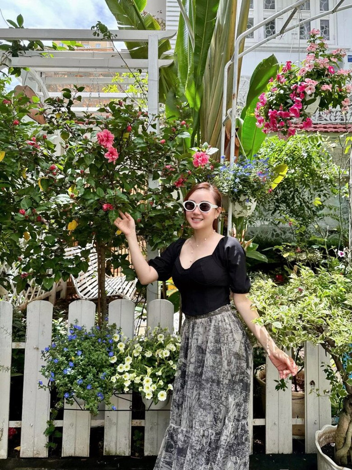 Trước đó, Vy Oanh từng đăng tải nhiều góc trong không gian sống của mình. Ảnh: FBNV