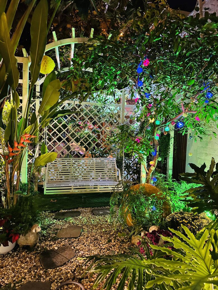 Góc vườn nhỏ với chiếc ghế xích đu trắng là không gian thư giãn lý tưởng. Ảnh: FBNV