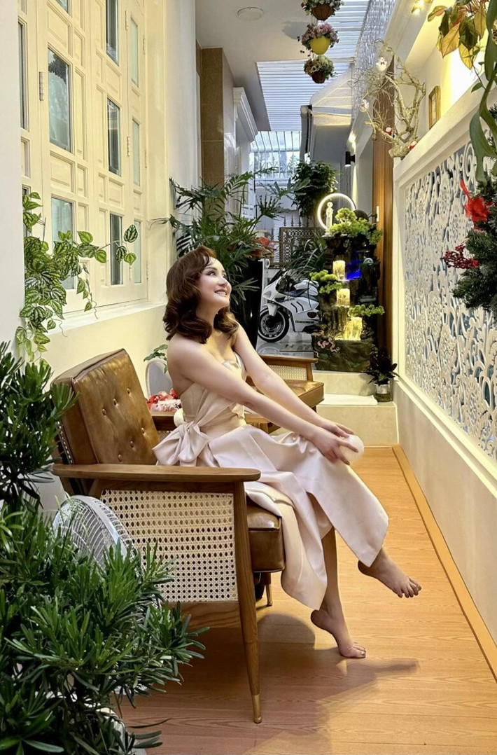 Hiên nhà ngập tràn cây xanh là góc thư giãn bình yên của nữ ca sĩ. Ảnh: FBNV