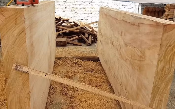 Theo giới chơi gỗ sành sỏi, gỗ du sam có đường vân tuyệt đẹp, mùi thơm nhẹ. Gỗ du sam thường được sử dụng để làm đồ nội thất xa xỉ như giường, tủ, kệ... Ảnh: Nội Thất Điểm Nhấn