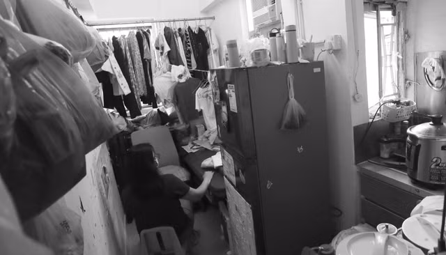 Hầu hết những căn nhà siêu nhỏ này nằm rải rác trong các tòa nhà đổ nát, những tòa chung cư cũ với điều kiện sinh hoạt ẩm thấp và vô cùng chật chội. Ảnh: SCMP