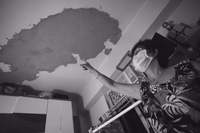 Không chỉ chật chội, tường và trần nhà ẩm mốc, trong khi cống thoát nước luôn bốc lên mùi hôi thối. Ảnh: SCMP