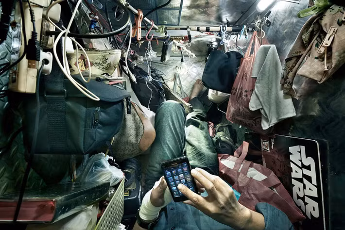 Hàng chục ngàn gia đình thu nhập thấp bị nhồi nhét vào những chiếc nhà lồng này. Và những ai chưa từng vào bên trong sẽ không hiểu được hết. Ảnh: Vice