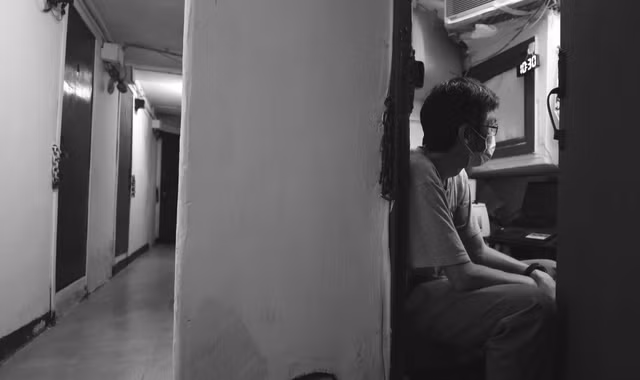 Nhiều người dân sống trong những căn nhà lồng chia nhỏ đã bị trầm cảm. Ảnh: SCMP