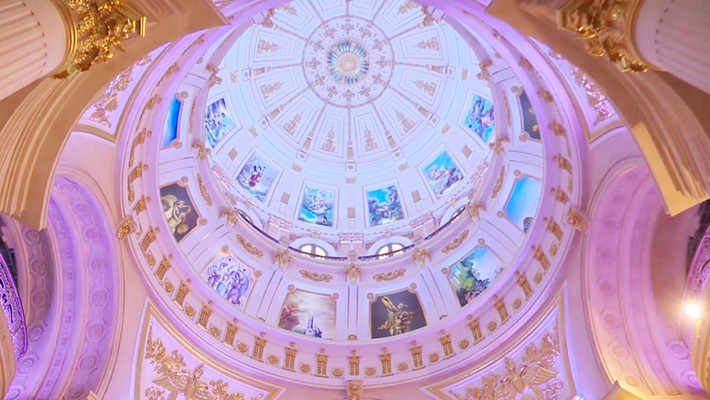 Mái vòm với nhiều chi tiết dát vàng là điểm nhấn nổi bật khi vào nhà. Ảnh: Facebook