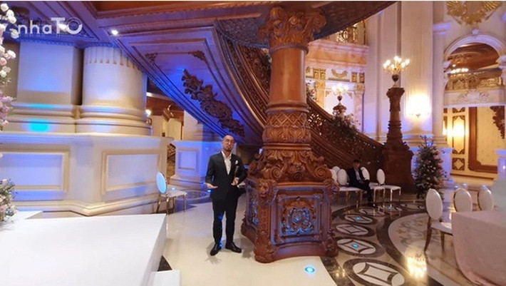 Hai bên cầu thang bằng gỗ gõ đỏ với 4 trụ cột chạm khắc tỉ mỉ. Ảnh chụp màn hình NhaTo