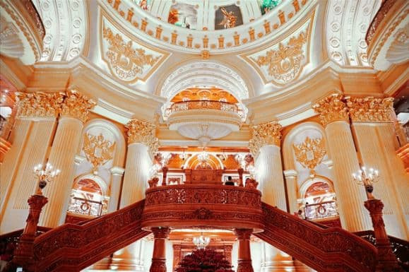 Nếu vào trong cung điện mà không có bản đồ thì rất dễ bị lạc. Ảnh: Facebook