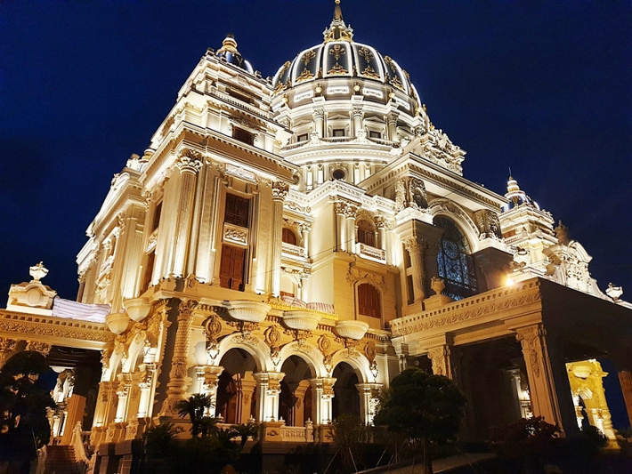 Với chiều cao tổng thể bên ngoài bằng một tòa nhà 18 tầng và tổng diện tích mặt sàn 15.000m2, lâu đài Thành Thắng là công trình nhà ở lớn nhất, cao nhất Đông Nam Á. Ảnh: Internet