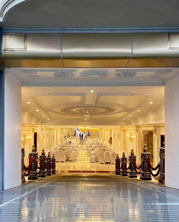 Ngoài ra, tòa lâu đài còn nhiều không gian khác như phòng ăn lớn chứa hơn 20 người, phòng karaoke, phòng xem phim, thư viện... Ảnh chụp màn hình NhaTo