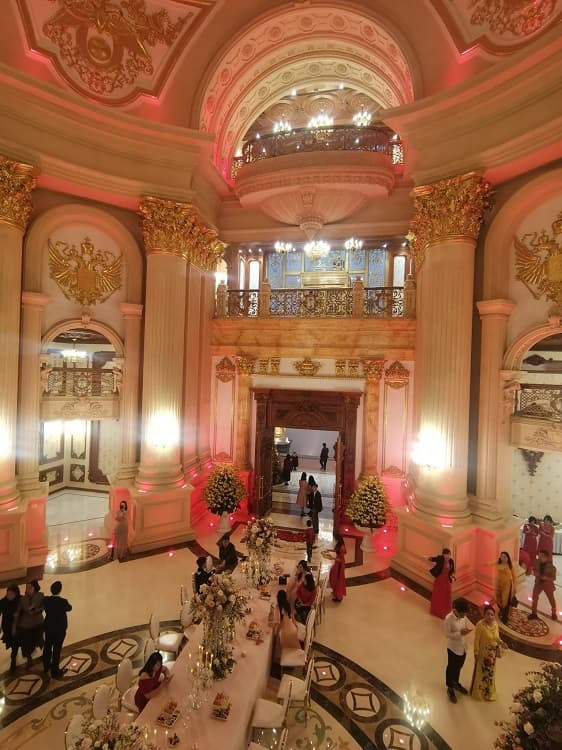 Chiều cao từ mặt sàn đến trần tương đương tòa nhà 11 tầng (khoảng 45 mét). Ảnh: Facebook