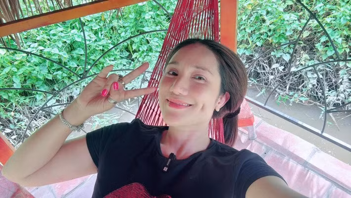 Giữa vườn còn có chòi nghỉ, xung quanh là hồ nhỏ. Ảnh chụp màn hình