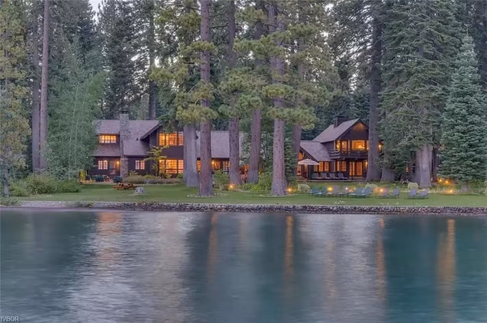 Năm 2018, Zuckerberg chi 59 triệu USD cho hai ngôi nhà ở Hồ Tahoe, khu điền trang Brushwood và Carousel. Tổng cộng, các khu điền trang này trải dài gần 10 mẫu Anh. Ảnh: Nypost