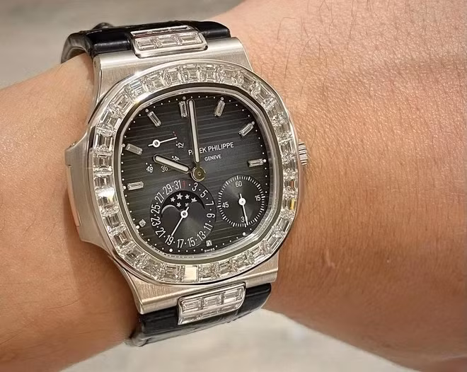 Trấn Thành cũng từng khoe trên trang cá nhân nhiều loại đồng hồ siêu sang như Patek Philippe Nautilus 5724G làm từ vàng trắng 18K, Hublot Big Bang Sang Bleu Titanium Pavé... Ảnh: FBNV