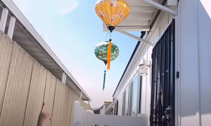 Trước hiên nhà, ca sĩ Chế Phong treo nhiều đèn lồng khiến khung cảnh thêm lãng mạn. Ảnh chụp màn hình