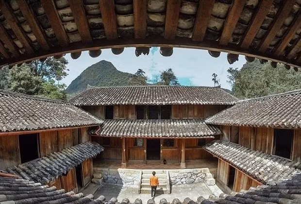Căn nhà cổ này gắn liền với cuộc đời và sự nghiệp của hai cha con người Mông là Vua Mèo Vương Chính Đức và Vương Chí Sình (hay Vương Chí Thành). Ảnh: Vietnambooking