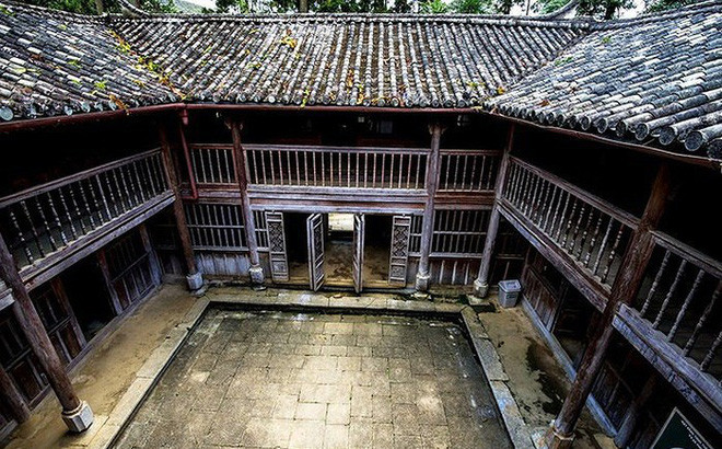 Giữa các dãy nhà gỗ 2 tầng khép kín là khoảng sân rộng lát gạch. Ảnh: Anninhthudo