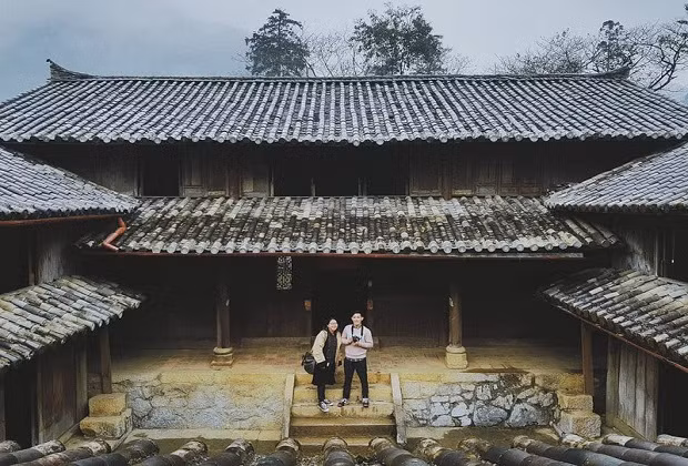 Kiến trúc mái âm dương cổ kính. Ảnh: Vietnambooking