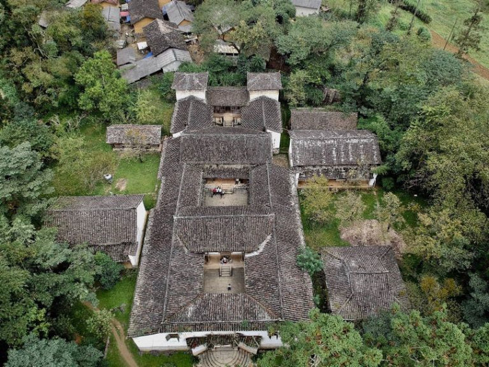  Dinh thự Vua Mèo (hay Dinh thự họ Vương) tọa lạc tại thung lũng Sà Phìn, xã Lũng Phìn, huyện Đồng Văn, tỉnh Hà Giang. Đây là công trình lớn được xây dựng từ cuối thế kỉ 19 mang nét kiến trúc độc đáo kết hợp của nhiều nền văn hóa cũng như những câu chuyện bí ẩn xung quanh. Ảnh: Phunuthudo