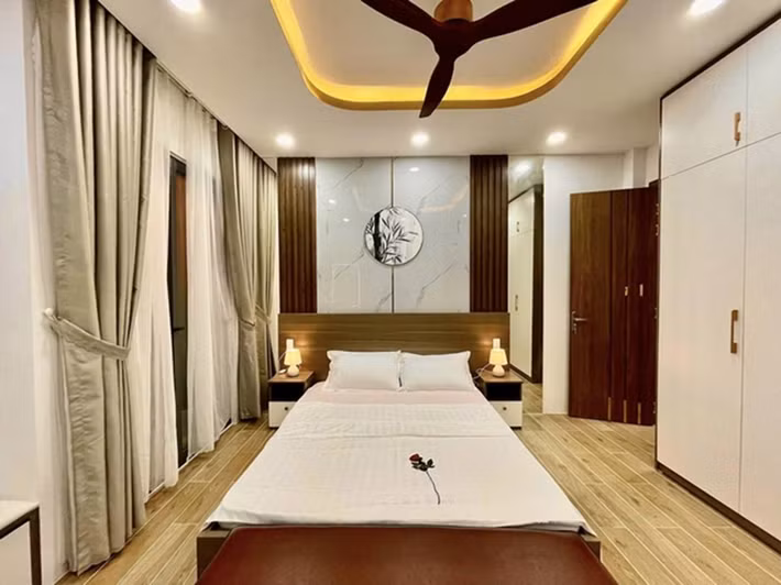 Phòng ngủ lát sàn gỗ, có giường nệm êm ái. Ảnh: Ngoisao