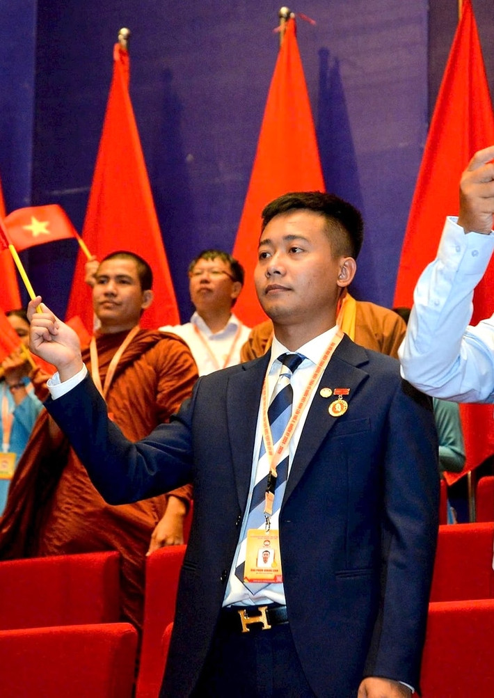 Phạm Quang Linh (27 tuổi, kiều bào Angola) là một trong những đại biểu về nước dự Đại hội. Anh nổi tiếng trên mạng xã hội với những video hàng triệu view về cuộc sống ở châu Phi. Ảnh: Dân Việt