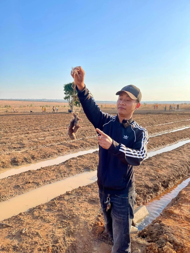 Theo đó, thu nhập mỗi năm từ kênh YouTube của Quang Linh Vlogs có thể dao động từ 96.500 đến 1,5 triệu USD tương đương số tiền từ 2,3 tỷ đồng đến hơn 36 tỷ đồng. Ảnh: FBNV