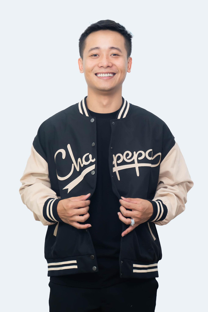 Không chỉ kiếm tiền từ YouTube, Quang Linh Vlogs còn sở hữu thương hiệu thời trang riêng. Anh chàng thường livestream bán áo thun, áo hoodie trên các sàn thương mại. Ảnh: FBNV