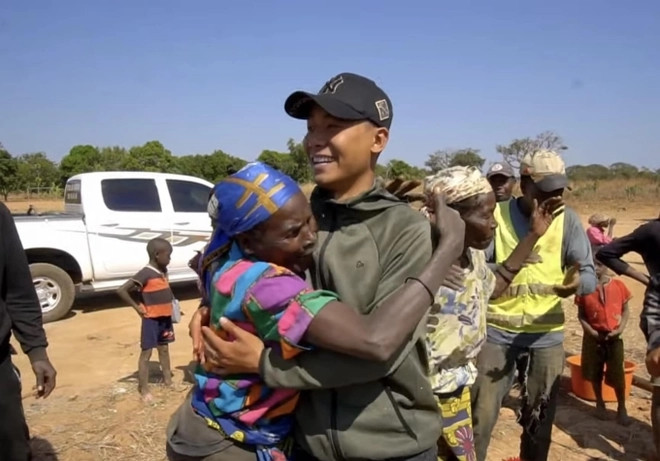 Nam YouTuber cho biết phần lớn lợi nhuận kiếm được sẽ đi làm từ thiện, giúp đỡ những bà con có hoàn cảnh khó khăn. Đây cũng chính điều ở Quang Linh Vlogs khiến nhiều người yêu mến. Ảnh: FBNV