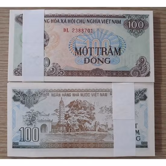 Do khan hiếm nên mỗi tờ tiền 100 đồng được các điểm đổi tiền lẻ rao bán trên mạng với giá 20.000 đồng, cao gấp 200 lần so với mệnh giá. Ảnh: Shoppe