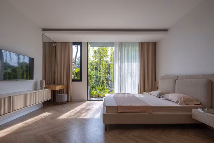 Phòng ngủ tràn ngập ánh sáng và sắc xanh. Ảnh: Hoang Le