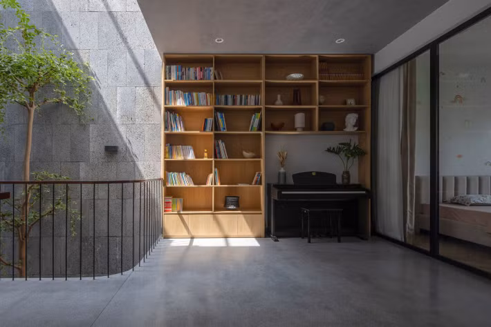 Xung quanh giếng trời là các không gian chức năng phục vụ sinh hoạt của cả gia đình. Ảnh: Hoang Le