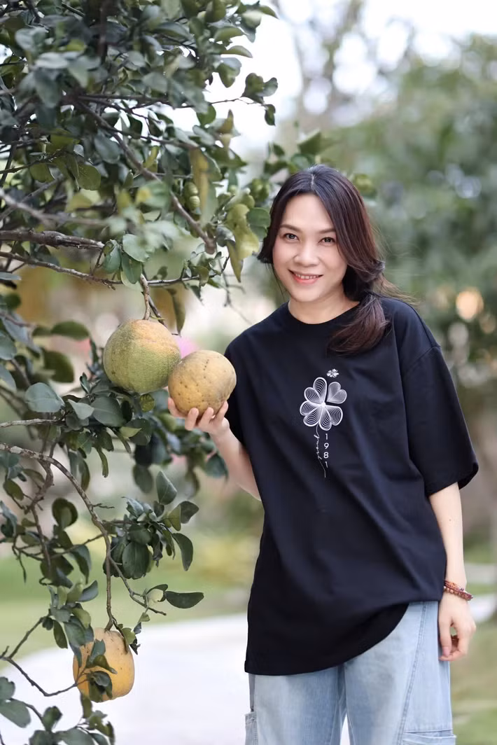 Đoạn clip quay tại nhà vườn rộng như biệt phủ của Mỹ Tâm ở huyện Củ Chi, TP HCM. Ảnh: FBNV