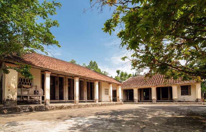 Ngôi nhà của cụ Mão do đội thợ nổi tiếng làng mộc Văn Hà (huyện Phú Ninh, Quảng Nam) xây dựng trong suốt 4 năm, bằng hàng trăm mét khối lõi gỗ mít rừng. Ảnh: Quangnam