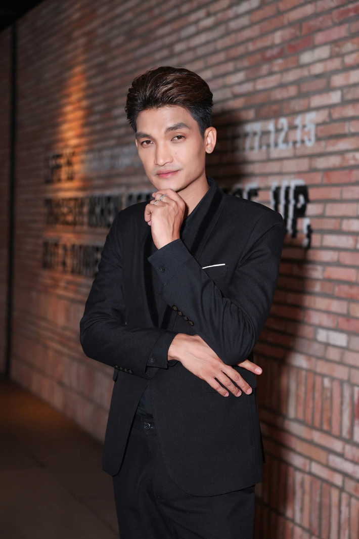 Mạc Văn Khoa nổi tiếng sau khi đoạt giải Á quân của cuộc thi Cười xuyên Việt vào năm 2015. Ngoài đi diễn, Mạc Văn Khoa còn kinh doanh bún đậu. Ảnh: FBNV