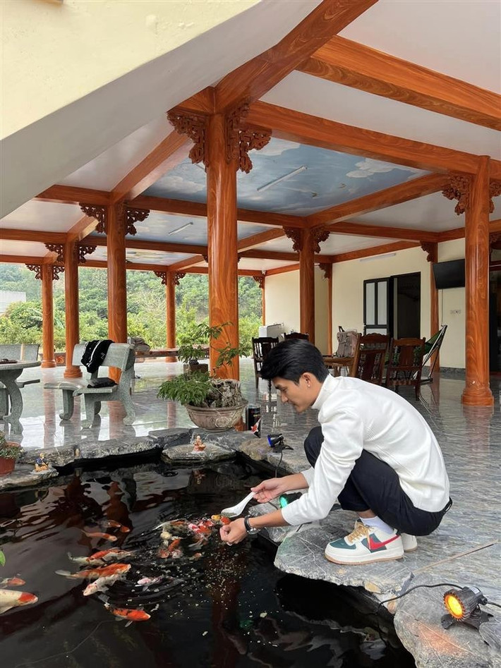 Nam diễn viên đầu tư cả khu nuôi cá Koi trong nhà. Ảnh: FBNV