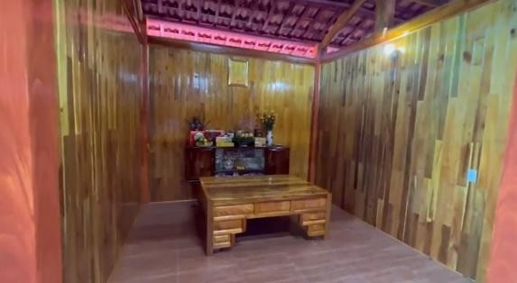 Sâu bên trong là không gian thờ cúng. Ảnh chụp màn hình