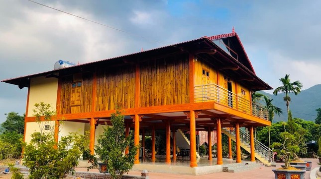 Diễn viên Mạc Văn Khoa cho biết anh xây theo mô hình nhà sàn vì đây là tâm nguyện thời trung niên của bố. Ảnh: FBNV