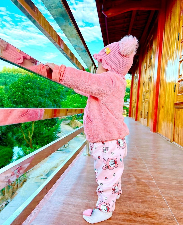 Ngôi nhà nổi bật chẳng khác căn biệt thự nghỉ dưỡng với chất liệu gỗ chủ đạo. Ảnh: FBNV