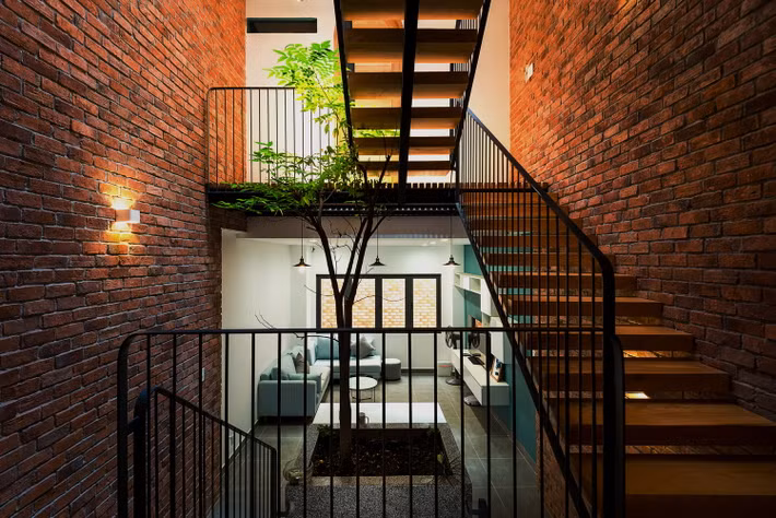 Chủ nhà là gia đình trẻ gồm 3 người, mong muốn có một ngôi nhà tràn ngập ánh sáng tự nhiên và thông gió. Họ muốn tránh xa sự ngột ngạt của cuộc sống đô thị sau một ngày dài làm việc. Ảnh: Thanh Phạm, Chi.Arch