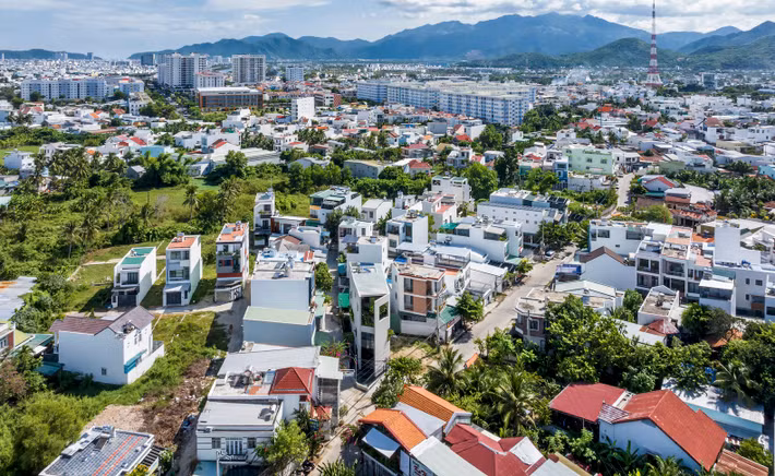 Trong bối cảnh các khu đô thị ngày càng được mở rộng và phát triển mạnh mẽ tại Việt Nam, việc thiết kế những ngôi nhà trên diện tích hạn chế nhưng phải đáp ứng nhiều công năng sử dụng là một nhiệm vụ đầy thách thức đối với các kiến trúc sư. Ảnh: Hiroyuki Oki