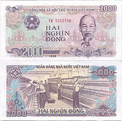 Tờ tiền 2.000 đồng đầu tiên phát hành cùng ngày với tờ 1.000 đồng vào năm 1989. Mặt sau của tờ tiền là hình xưởng dệt tại Nhà máy Dệt Nam Định, trong đó có nhiều nữ công nhân đang làm việc. Ảnh: Vietnamnet
