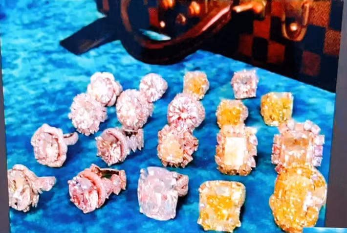 Bộ trang sức kim cương của bà Phương Hằng gồm nhẫn kim cương trắng 45 carat trị giá 1.058 tỷ đồng. Đôi bông tai thuộc nhãn hiệu Graff có giá trị lên tới 37 tỷ đồng. Ảnh: YouTube