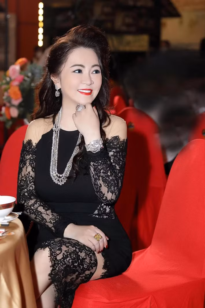 Đồng hồ Chopard's whimsical Snail bracelet của thương hiệu Chopard, có giá trị lên tới 49 tỷ đồng. Vòng cổ Ceres trị giá 615 tỷ đồng. Ảnh: FBNV