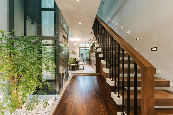 Ngôi nhà của Quế Vân gồm 4 tầng, tổng diện tích sử dụng khoảng 330 m2, được trang bị thang máy, nội thất sang trọng và tiện nghi. Ảnh: FBNV