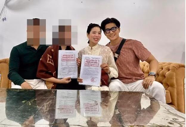 Theo đó, bức ảnh được lan truyền là Lệ Quyên cùng Lâm Bảo Châu đi nhận nhà từ người bán, không phải giấy chứng nhận trao một nửa tài sản như thông tin được đồn thổi thời gian qua. Ảnh: Vietnamnet