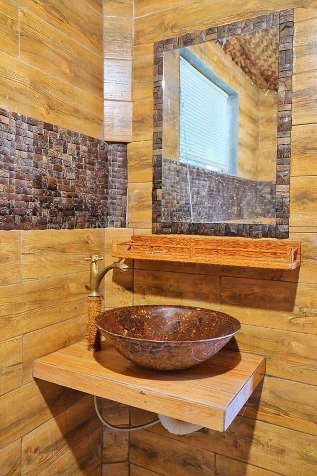 Nhiều món đồ trong phòng tắm cũng đều làm từ dừa. Ảnh: Cocohome
