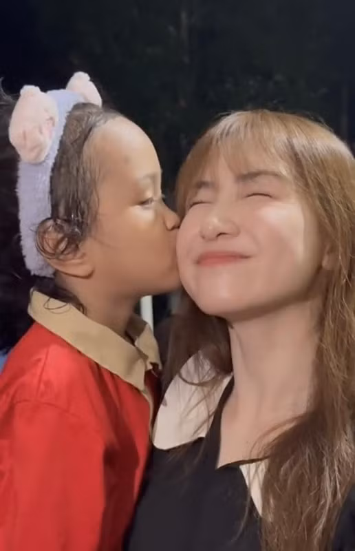 Mới đây, Hoà Minzy gây chú ý khi vượt hàng trăm km đường xa để tìm gặp em bé Làng Nủ mà nữ ca sĩ muốn nhận nuôi và hỗ trợ vì thương xót hoàn cảnh mồ côi của cô bé. Ảnh chụp màn hình