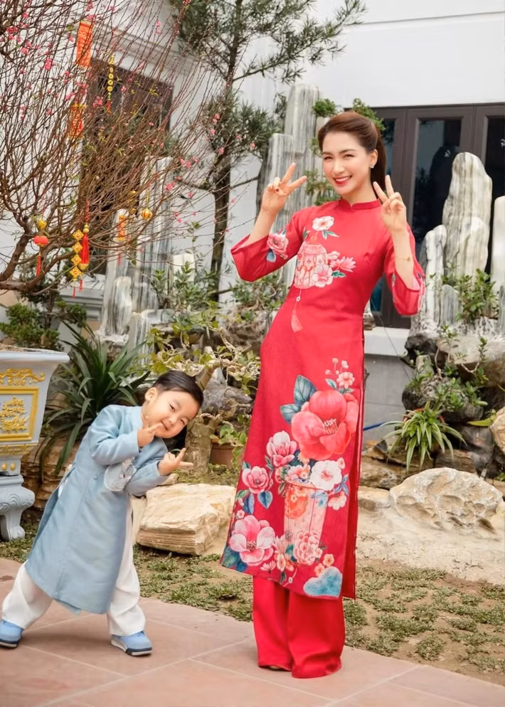 Năm 2020, Hòa Minzy cho biết đã xây ngôi nhà 5 tầng 2 mặt tiền ở quê để báo hiếu bố mẹ. Ảnh: FBNV