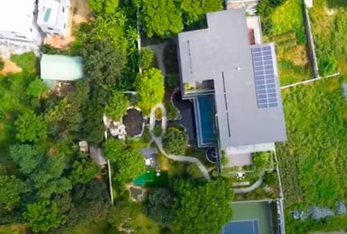 Đây là nơi gia đình bác sĩ nghỉ ngơi vào dịp cuối tuần. Căn biệt thự nằm trên khuôn viên rộng 6.000m2, tại đỉnh của một sườn đồi gần suối Voi – cách Hà Nội 30 phút đi xe ô tô. Ảnh chụp màn hình NhaTo