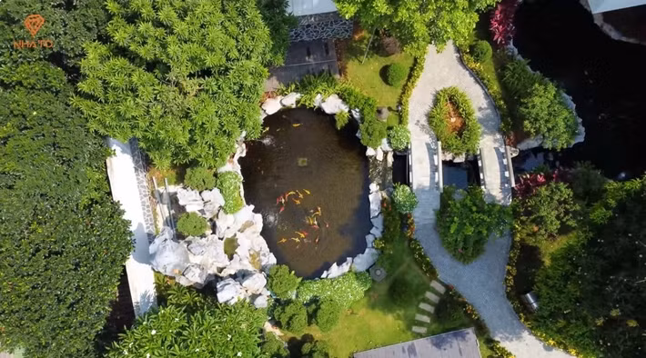 Tại đây còn có 2 hồ cá Koi, khu trồng cây ăn quả và nuôi cá, phục vụ nhu cầu của gia chủ. Ảnh chụp màn hình NhaTo