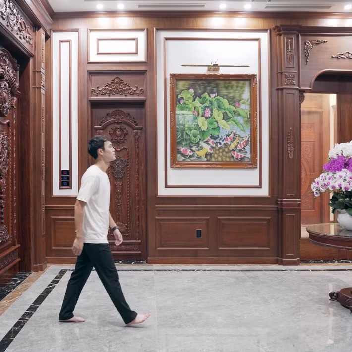 Căn biệt thự gồm 2 tầng rộng rãi, mang phong cách sang trọng với nội thất gỗ chủ đạo. Ảnh: FB Nguyễn Văn Toàn